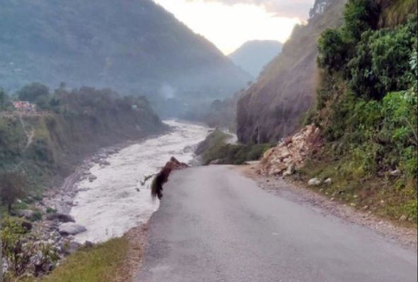 उत्तराखंड आपदा: कुमाऊं मंडल में फंसे 700 से अधिक पर्यटक, कई गांव का संपर्क नैनीताल से कटा